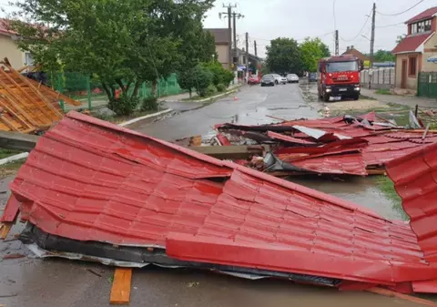 Acoperișul unei școli din județul Constanța a fost smuls de furtună