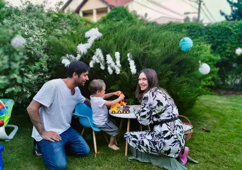 Cum se relaxează Adela Popescu și Radu Vâlcan în Cipru. „Și? Zici că dorm ăștia mici?”