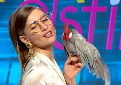 Ce spune Iulia Albu despre aparițiile ei cu găina. "Am fost blamată și considerată stranie" | FOTO