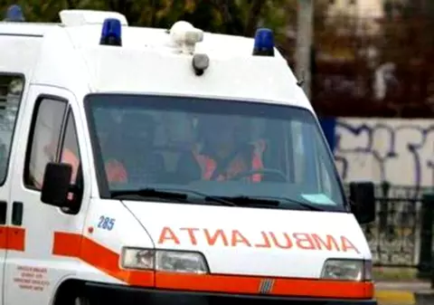 O ambulanță a lovit un troleibuz, la Galați. Ambii șoferi au intrat pe culoarea verde a semaforului