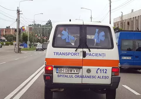 Ambulanță cu probleme... gramaticale, în Oradea. Ce scrie pe portiera din spate |FOTO