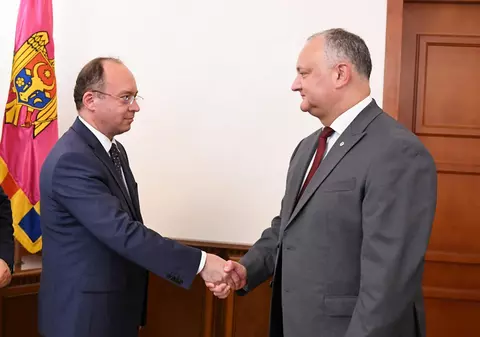 Iohannis: ”Evoluțiile din Moldova contribuie la o tranziție pașnică a puterii”. Ce a făcut emisarul președintelui la Chișinău