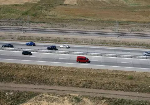 Trafic blocat pe autostrada A1. Un TIR a lovit un parapet și au avut loc scurgeri de combustibil