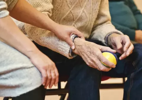 O româncă angajată să îngrijească un bătrân din Italia a primit propuneri indecente din partea acestuia. Femeia l-a înregistrat cu telefonul