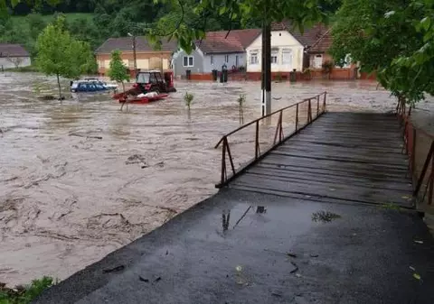 Ploile torențiale au făcut din nou prăpăd în țară. Gospodării și străzi inundate, drumuri blocate de ape