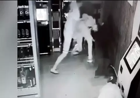 VIDEO | Un tânăr în vârstă de 22 de ani a fost băgat în spital de un puști de 16 ani