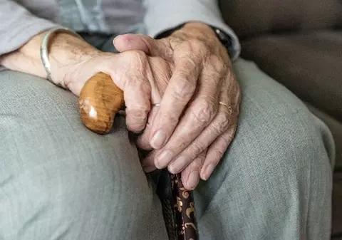 Două românce angajate la un azil din Italia l-au murdărit pe un bătrân de 94 de ani cu fecale pe față!