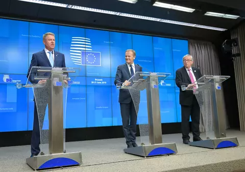 Preşedintele Klaus Iohannis, declaraţie de presă comună, la Bruxelles, cu preşedintele Comisiei Europene, Jean Claude Juncker şi preşedintele Consiliului European, Donald Tusk