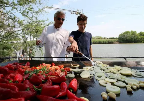 Dan Bittman dă sporturile nautice pe borșul pescăresc! Complexul său devine cel mai mare loc de picnic și de gătit în aer liber de lângă București