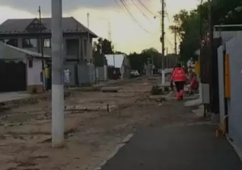VIDEO | Un bolnav a fost cărat pe brațe, în Brăila, deoarece ambulanța nu a putut intra pe stradă din cauza noroiului
