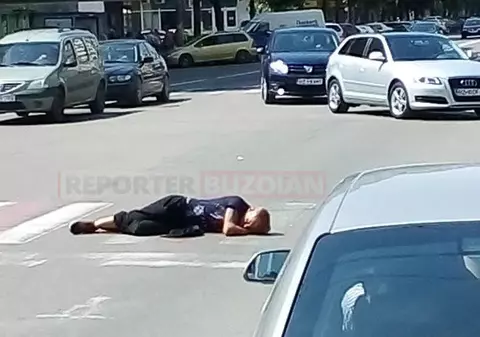 Un buzoian s-a culcat în mijlocul străzii. Scena incredibilă a avut loc pe principala arteră a orașului!