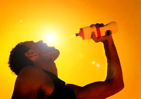 Măsuri pentru zilele caniculare. Sfatul Ministerului Sănătății, pentru a evita riscurile medicale cauzate de temperaturile foarte ridicate