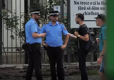 ZOOM LIBERTATEA | VIDEO: Ce faci dacă ești la o terasă din Centrul Vechi al Capitalei și sună sirenele care anunță un dezastru?