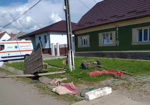 O căruţă în care se aflau șase copii și mama lor s-a răsturnat într-un șanț, în Bistrița-Năsăud