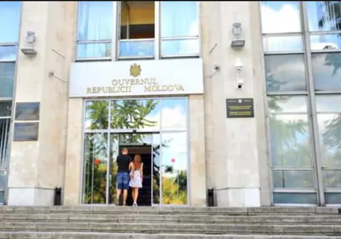 Proteste la Chișinău, anunțate pentru duminică. Zeci de oameni au înnoptat în fața mai multor instituții de Stat