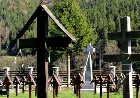 MApN solicită Guvernului, printr-un memorandum, preluarea cimitirului din Valea Uzului. "Sunt înhumaţi militari de mai multe naţionalităţi"