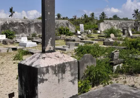 S-a dus la mormântul prietenului și a fost împușcat în cimitir