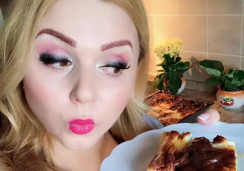 Interpreta de muzică populară Cornelia Rednic și-a făcut vlog culinar. Nu gătește tradițional, ci testează rețete sofisticate