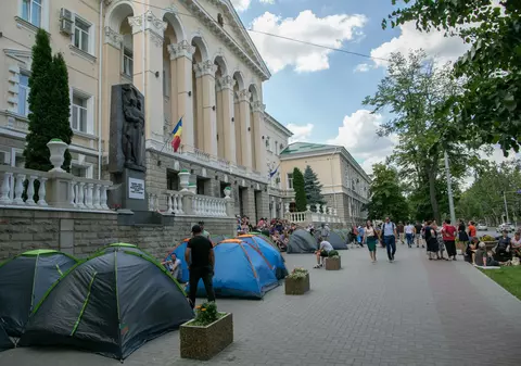 UPDATE. Criză politică la Chișinău: Parlamentul, președintele, Rusia, UE și SUA, împotriva partidului lui Plahotniuc