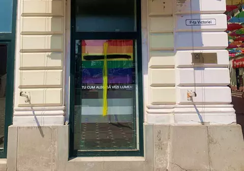 Cruce desenată pe geamul unei expoziții LGBT, la Timișoara. Reacția Poliției
