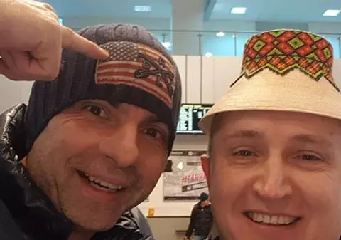 Adevărat moroșan! Lui Lupu Rednic nu-i lipsește clopul de pe cap oriunde se duce în lume