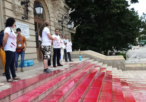 Scările Univeristății din Iași, vopsite cu roșu în semne de protest față de revenirea lui Tudorel Toader în funcția de rector