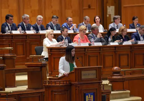 Moţiunea de cenzură are titlul: "Ca să reconstruim România, Guvernul Dăncilă trebuie demis de urgenţă!". Opoziţia promite un Executiv suplu de 15 ministere