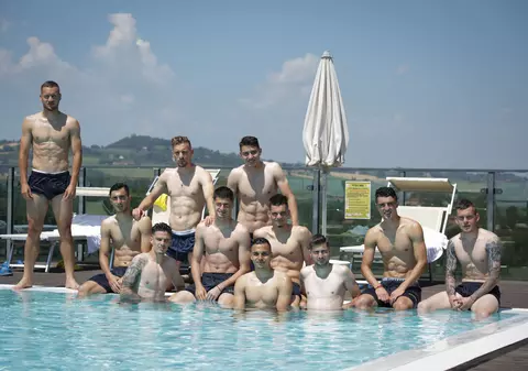 Titularii la piscină, rezervele la antrenament | GALERIE FOTO