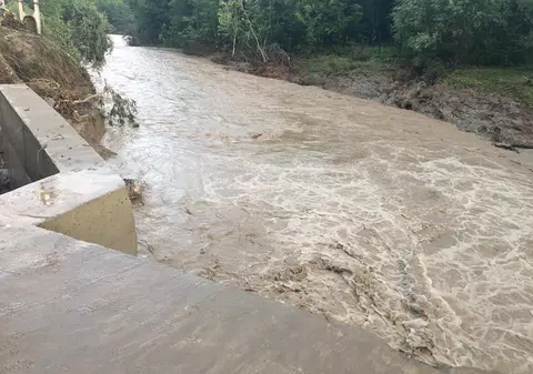 Casele distruse de viitură, ridicate pe marginea pârâului din Alba, fără autorizaţie de construcţie