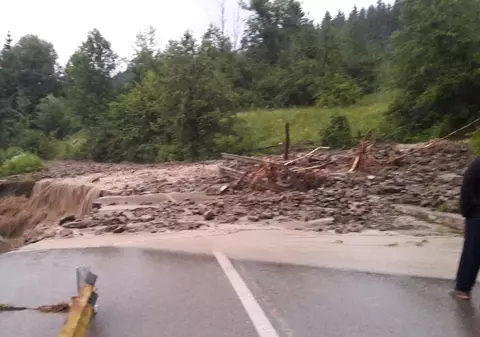 UPDATE / Drumul Național din Neamț, închis din cauza aluviunilor, deblocat pe un sens de mers