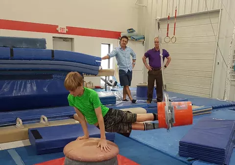 Nadia Comăneci se mândrește cu acrobațiile din sala de gimnastică ale fiului său!