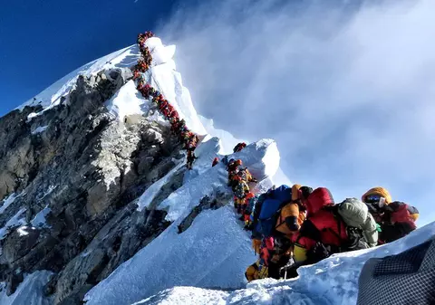 Număr record de alpinişti pe vârful Everest, în 2019. Unii și-au pierdut viața, din cauza supraaglomerării