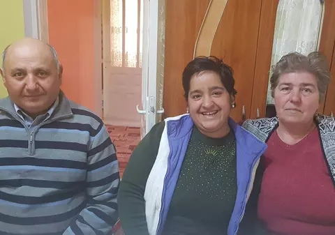 VIDEO | O familie de asistenți maternali și-a asumat copilul cu handicap grav, luat în grijă în urmă cu 11 ani, pentru toată viața. «Ce-ar fi fost în inima ei să-i fi spus că nu o mai vrem?». O poveste despre iubire, curaj și responsabilitate