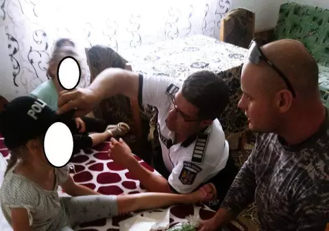 FOTO/ Fetița împușcată accidental de un polițist în Maramureș, îngrijită de oamenii legii până la sosirea ambulanței