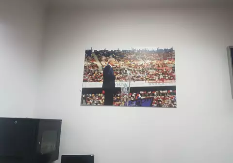 FOTO | Umbra lui Dragnea, la sediul PSD. Fotografiile cu fostul lider, acum aflat în închisoare, au rămas pe pereţii din Kiseleff