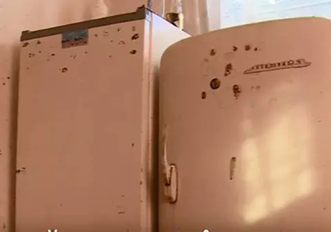 Un tată și-a găsit copilul mort în frigider. Mama era plecată „să bea un păhăruț”!