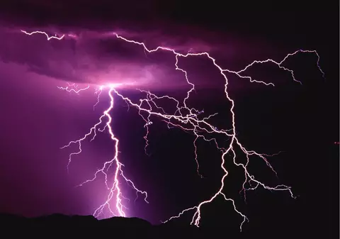 Un sucevean a fost lovit de fulger! În mod miraculos, a scăpat cu viață