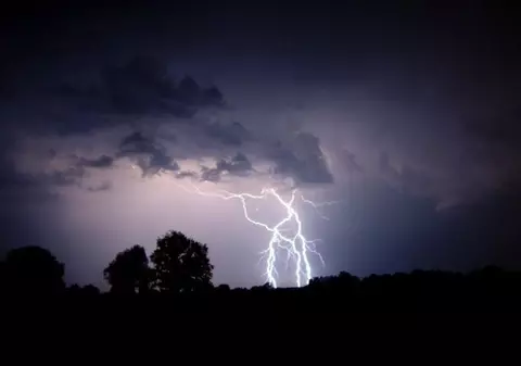 Un bărbat și un copil, loviți de fulger în Suceava. În ce stare se află