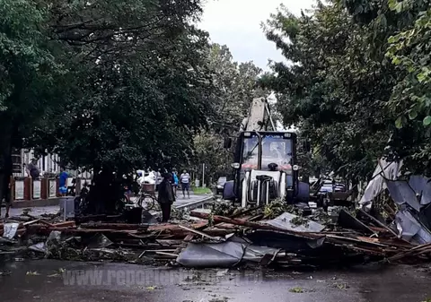VIDEO | Acoperișurile unor blocuri din Pogoanele, județul Buzău, au fost luate de vânt