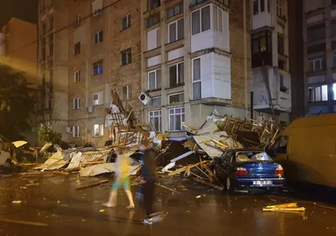 FOTO | Furtunile au făcut prăpăd în mai multe zone din țară: case distruse, drumuri blocate și mașini avariate