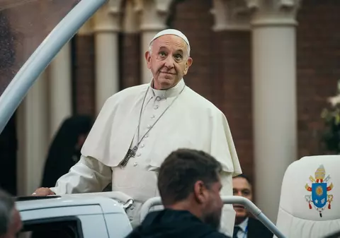 La un an de la vizita sa în România, Papa Francisc va avea o statuie la Bucureşti
