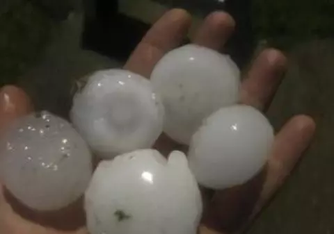 VIDEO | Furtuni violente în Bihor. La Chișlaz au fost „gloanțe” de gheață. Mai multe drumuri din județ au fost închise