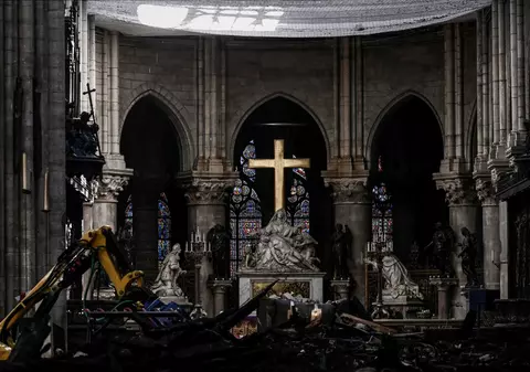 Prima slujbă în Catedrala Notre-Dame după incendiul devastator din aprilie