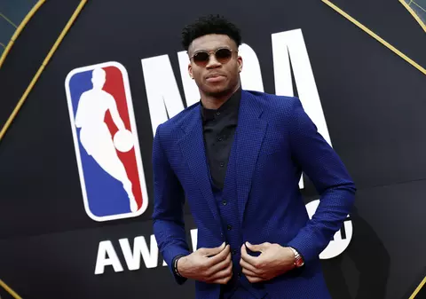 VIDEO / Giannis Antetokounmpo, MVP-ul sezonului 2018-2019 în NBA. Grecul a plâns ca un copil la ceremonie. Baschetbalistul cu origini africane are în spate o poveste de roman