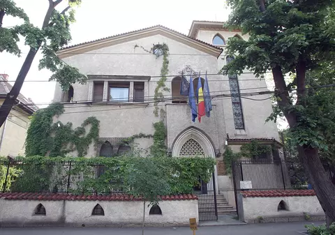 POVEȘTI DIN BUCUREȘTI / Hărțile de la capătul lumii