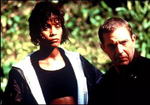 Adevărul din spatele posterului celebrului film Bodyguard. Cine este de fapt femeia din poză