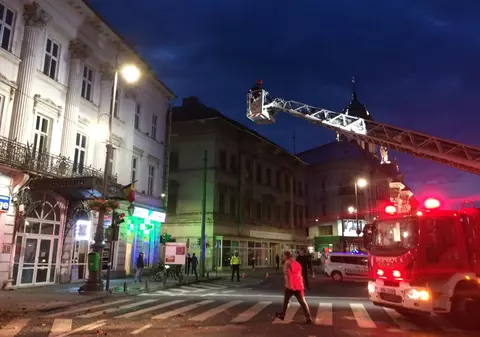 Hornul unei clădiri vechi s-a prăbușit peste o mașină, în centrul Aradului. Imobilul este monument istoric