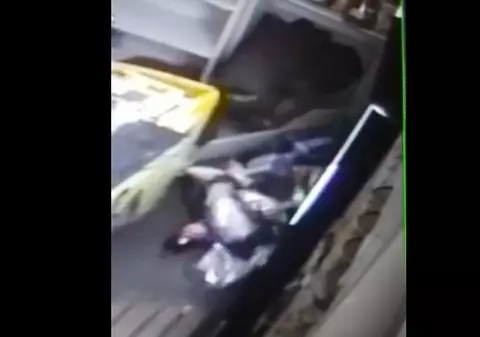 VIDEO | Un hoț a dat o spargere neobișnuită în Bistrița. Când s-au uitat pe imagini, polițiștii au pufnit în râs