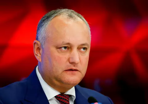 Igor Dodon i-a făcut cadou lui Putin butoaie cu vin din recolta proprie