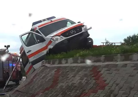 VIDEO/ O ambulanţă care transporta o pacientă la spital a fost implicată într-un accident, în judeţul Bihor